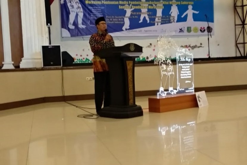 Wali Kota Sukabumi Achmad Fahmi dan Wakil Wali Kota Sukabumi Andri Hamami menyumbangkan empat bulan gajinya untuk penanganan Covid-19 di Kota Sukabumi, Jawa Barat.