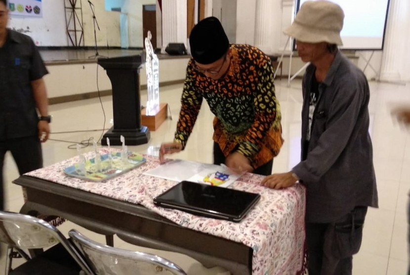 Wali Kota Sukabumi Achmad Fahmi meluncurkan aplikasi digital metode pembelajaran karakter berbasis wayang Sukuraga di Gedung Juang 45 Kota Sukabumi, Selasa (23/7).