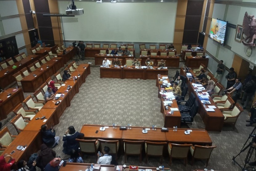 Terpidana kasus pelanggaran Undang-Undang Transaksi dan Informasi Elektronik (UU ITE), Baiq Nuril Maknun menyeka air mata saat mengikuti rapat pleno Komisi III DPR terkait surat persetujuan amnesti di Kompleks Parlemen Senayan, Jakarta, Selasa (23/7/2019). 