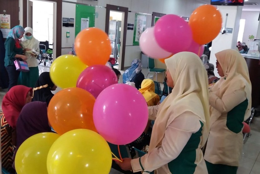 Rumah Sakit PKU Muhammadiyah Solo menggelar pojok edukasi sehat bertema Mengenal Hepatitis A dalam rangka Hari Anak Nasional, di selasar Ruang Rawat Inap Anak Arofah, Selasa (23/7).  