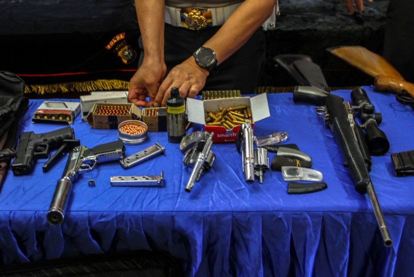 Petugas Kepolisian Polda Riau memperlihatkan barang bukti senjata api saat konferensi pers terkait penggrebekan tempat tinggal buronan yang menjadi gembong narkoba di Mapolda Riau, di Pekanbaru, Riau, Selasa (23/7/2019). 