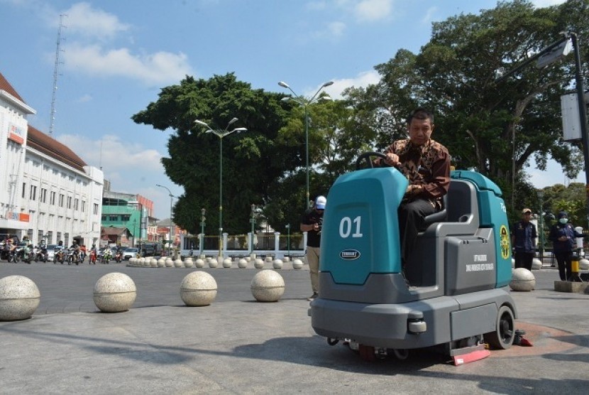Wali Kota Yogyakarta, Haryadi Suyuti, mencoba alat pengepel  (scrubber dryer) di Malioboro, Selasa (23/7). 