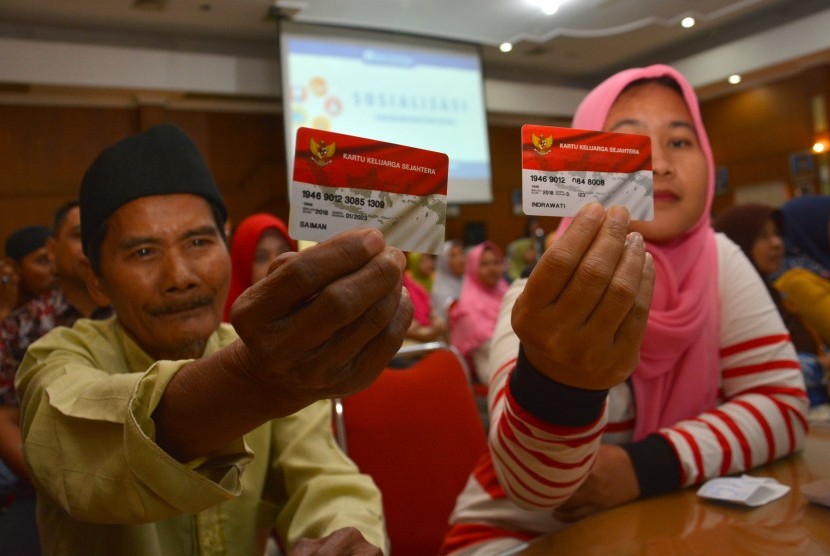 Keluarga Penerima Manfaat (KPM) menunjukkan Kartu Keluarga Sejahtera saat mengikuti sosialisasi dan edukasi bantuan sosial nontunai di Pemkab Jombang, Jawa Timur, Rabu (24/7/2019). 