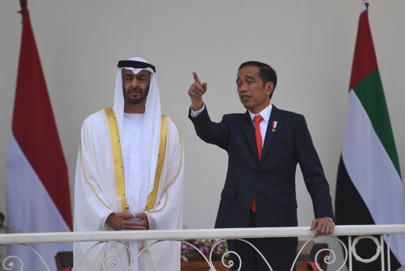 Presiden Joko Widodo (kanan) berbincang dengan Putra Mahkota Abu Dhabi Sheikh Mohamed Bin Zayed Al Nahyan (kiri) 