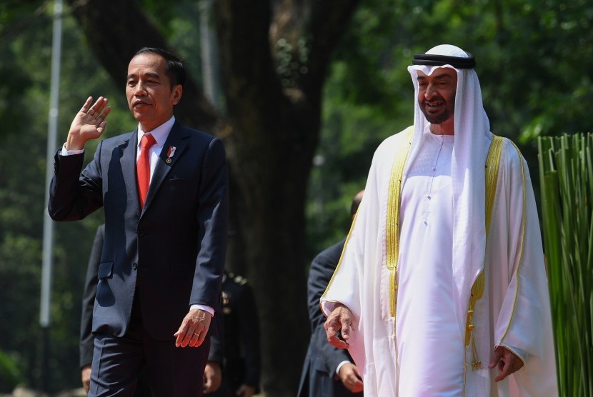 Presiden Joko Widodo (kiri) berbincang dengan Putra Mahkota Abu Dhabi/Wakil Panglima Tertinggi Angkatan Bersenjata Persatuan Emirat Arab Sheikh Mohamed Bin Zayed Al Nahyan (kanan) saat menerima kunjungan kenegaraan di Istana Bogor, Jawa Barat pada 24 Juli 2019.