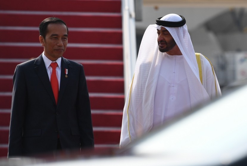 Presiden Joko Widodo berbincang dengan Putra Mahkota Abu Dhabi/Wakil Panglima Tertinggi Angkatan Bersenjata Persatuan Emirat Arab Sheikh Mohamed Bin Zayed Al Nahyan saat kunjungan kenegaraan di Bandara Soekarno Hatta, Banten,  pada 24 Juli 2019. Presiden Jokowi menunjuk  Putra Mahkota Abu Dhabi, Mohammed bin Zayed Al Nahyan, masuk dalam dewan pengarah pemindahan ibu kota negara. 