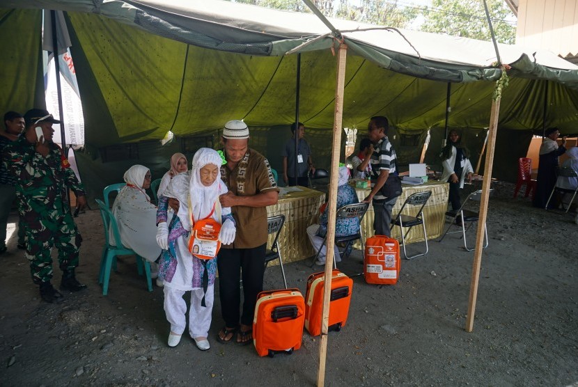 Sejumlah jamaah calon haji melakukan proses registrasi saat tiba di Asrama Haji Transit Palu di Palu, Sulawesi Tengah, Rabu (24/7/2019). Dinkes Kota Palu Lakukan Pemeriksaan Kesehatan Calon Jamaah Haji