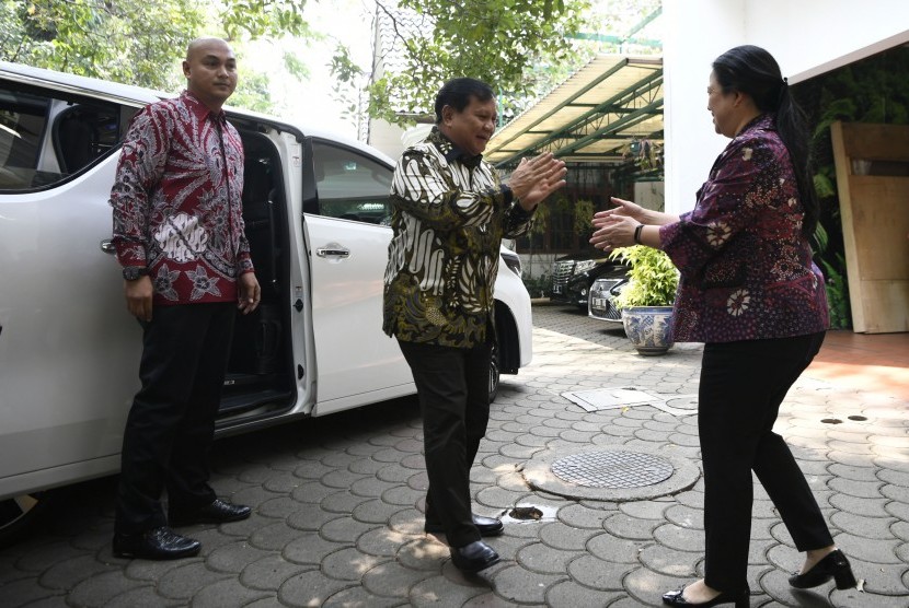 Putri Ketua Umum PDI Perjuangan Megawati Soekarnoputri, Puan Maharani menyambut kedatangan Ketua Umum Partai Gerindra Prabowo Subianto (tengah) di kediaman Jalan Teuku Umar, Jakarta, Rabu (24/7/2019).