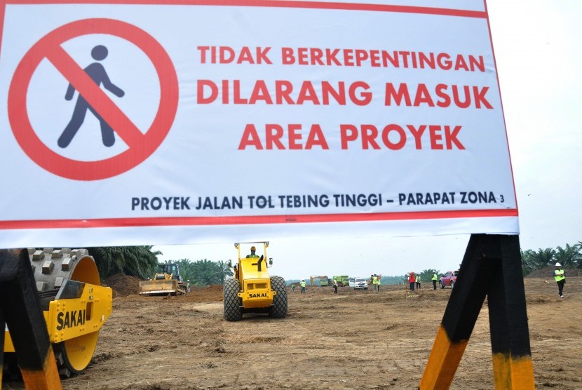 Pekerja PT Waskita Karya (Persero) Tbk menyelesaikan proyek jalan tol Tebing Tinggi - Parapat saat dimulainya pembangunan jalan tol tahap I di Tebing Tinggi, Sumatera Utara, Rabu (24/7/2019). 