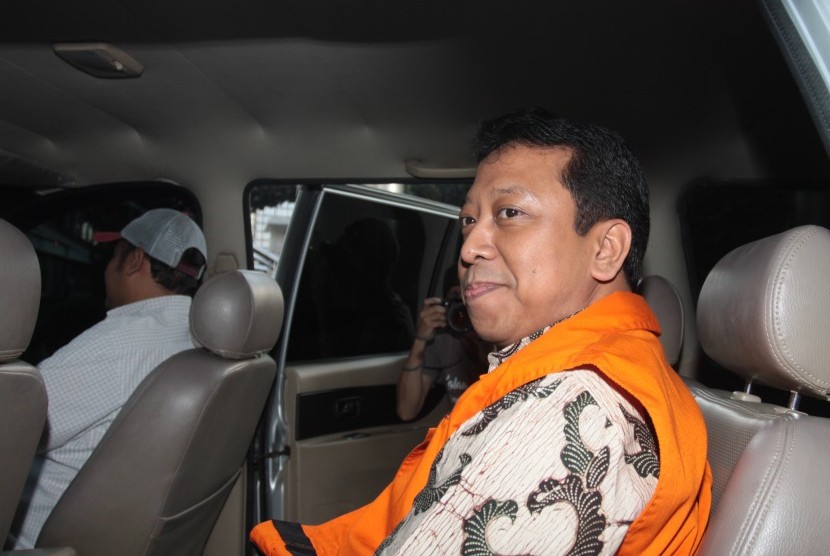 Tersangka kasus dugaan suap seleksi untuk pengisian jabatan di Kementerian Agama Romahurmuziy memasuki mobil tahanan usai menjalani pemeriksaan di gedung KPK, Jakarta, Rabu (24/7/2019).