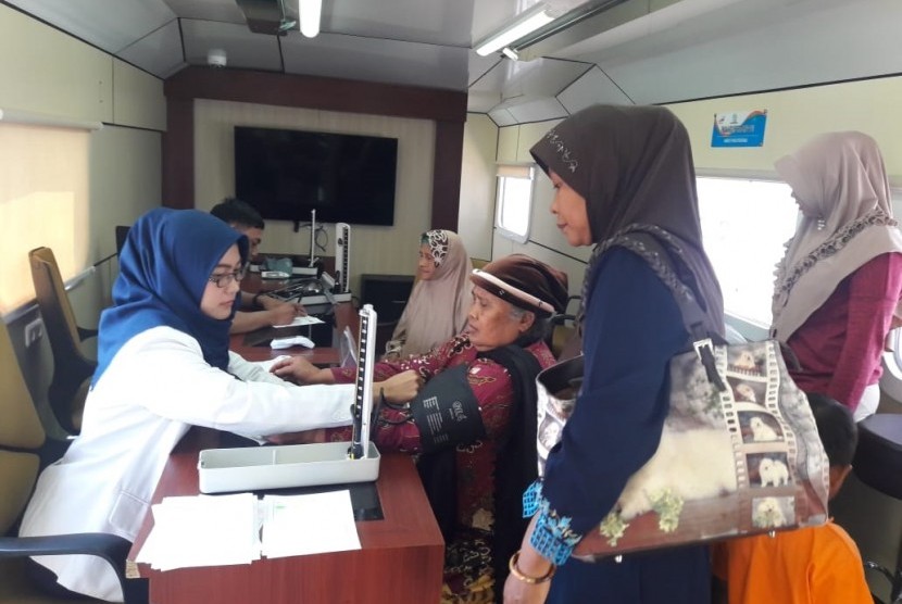 Sejumlah warga mendapat pelayanan kesehatan gratis di dalam Rail Clinic generasi ke-4 PT KAI Daop 3 Cirebon di Stasiun Terisi, Kecamatan Terisi, Kabupaten Indramayu, Kamis (25/7)