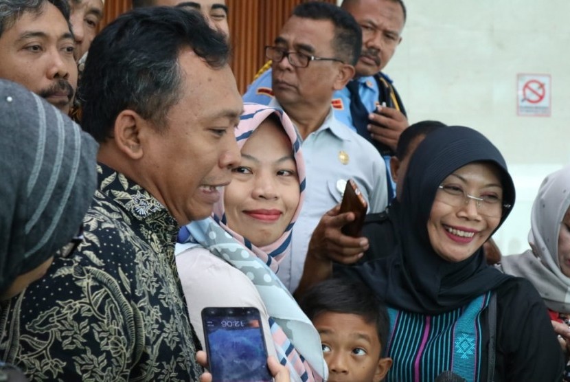 Terpidana UU ITE Baiq Nuril Maknun menyampaikan keterangan media usai DPR sepakati pertimbangan pemberian amnesti di Kompleks Parlemen, Senayan, Jakarta, Kamis (25/7). F