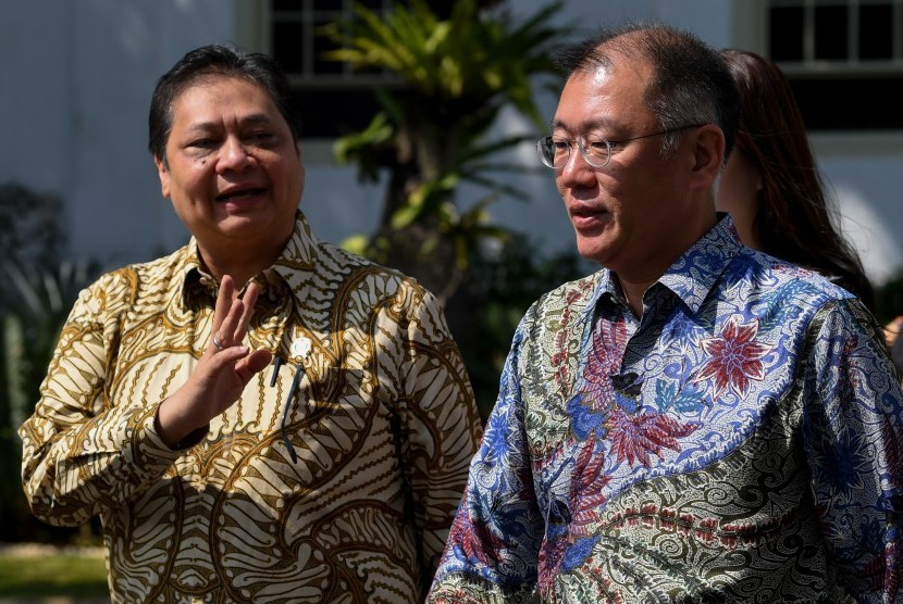 Menteri Perindustrian Airlangga Hartarto (kiri) berbincang dengan Executive Vice Chairman Hyundai Euisun Chung (kanan) seusai melakukan pertemuan dengan Presiden Joko Widodo di kompleks Istana Kepresidenan Jakarta, Kamis (25/7/2019).