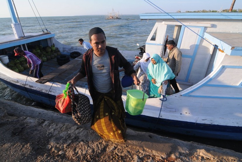 Warga kepulauan turun dari perahu saat tiba di Pelabuhan Tanjung, Sumenep, Jawa Timur. Kepala ESDM Jatim menyatakan tak menampik bahwa kepulauan kecil perlu perlakuan khusus untuk mendapat sumber listrik.