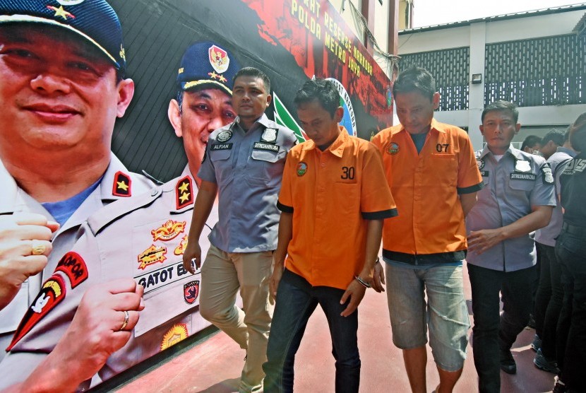 Polisi menggiring tersangka E (kedua kanan) dan IP (kedua kiri) seusai rilis pengembangan kasus narkoba yang menjerat komedian Tri Retno Prayudati alias Nunung di Ditresnarkoba Polda Metro Jaya, Jakarta, Kamis (25/7/2019).