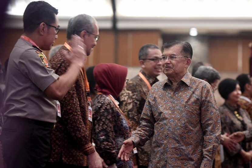 Wakil Presiden Jusuf Kalla (kanan) tiba di ruang Rapat Koordinasi Nasional Pengendalian Inflasi 2019 di Jakarta, Kamis (25/7/2019).