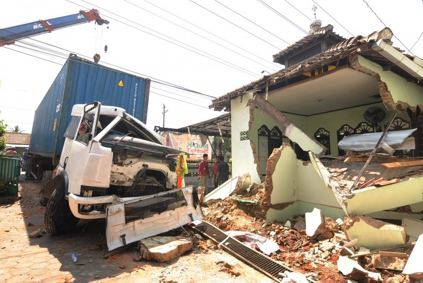 Warga berada di dekat reruntuhan bangunan yang ditabrak truk kontainer di Puskesmas Mojosongo, Boyolali, Jawa Tengah, Kamis (25/7/2019).