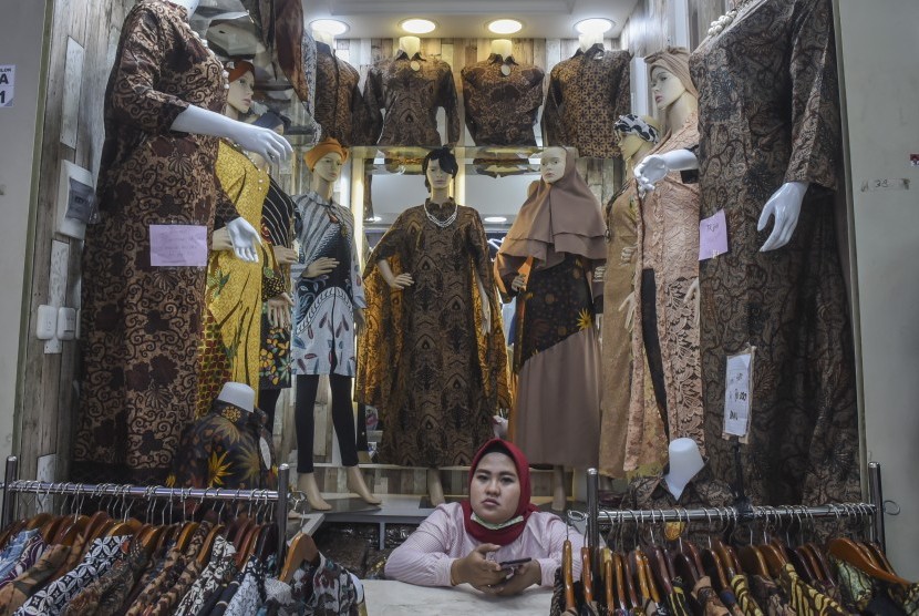 Pedagang pakaian menunggu calon pembeli di Pasar Tanah Abang, Jakarta, Kamis (25/7/2019). 