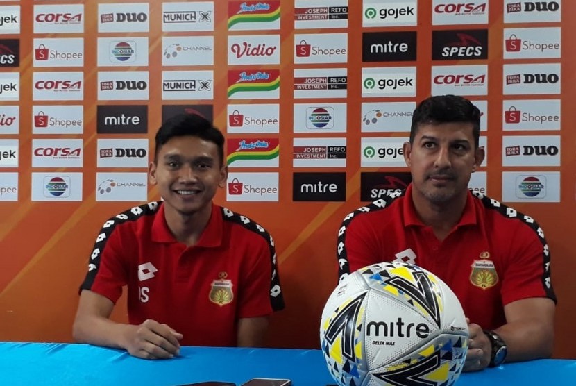 Pelatih Bhayangkara FC Angel Alfredo Vera (kanan) dan pemain Dendy Sulistyawan memberikan keterangan terkait pertandingan melawan Arema FC, di Kantor Arema, Kota Malang, Kamis (25/7).