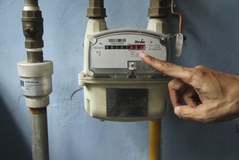 Seorang warga menunjukkan meteran jaringan gas rumah tangga di kawasan Depok, Jawa Barat, Kamis (25/7/2019).