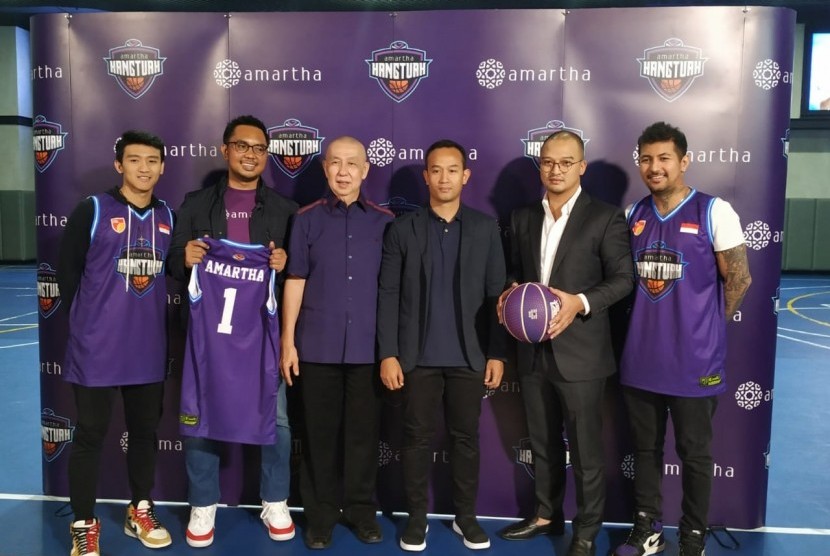 Konferensi pers Amartha Hangtuah di JAkarta, Jumat (26/7). Dari kiri: Abraham Wenas, Andi Taufan, Danny Kosasih (Ketua Perbasi) Junas Miradiarsyah (perwakilan IBL), Gading Joedo, dan Kelly Purwanto