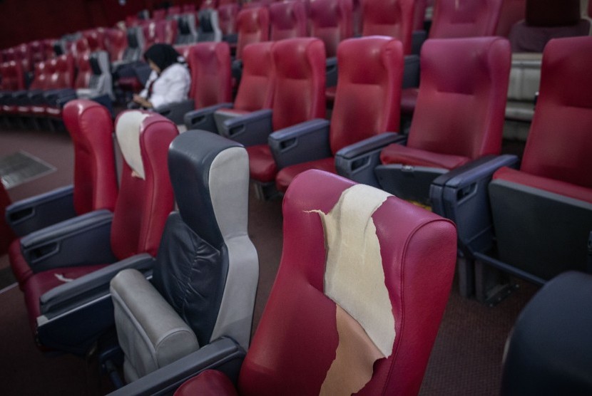 Pengunjung beraktivitas di ruang pertunjukan di Planetarium, kompleks Taman Ismail Marzuki, Jakarta, Jumat (26/7/2019). 