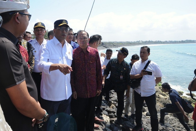 Menteri Perhubungan Budi Karya Sumadi (kedua kiri) didampingi Gubernur Bali Wayan Koster (ketiga kiri) meninjau lokasi rencana pembangunan Dermaga Penyeberangan Sanur di Pantai Matahari Terbit, Sanur, Denpasar, Bali, Jumat (26/7/2019).