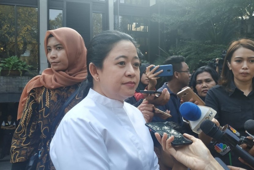 Ketua DPP PDIP Puan Maharani menghadiri pembubaran Tim Kampanye Nasional (TKN) Joko Widodo-Ma'ruf di Resto Seribu Rasa, Jakarta, Jumat (26/7). 