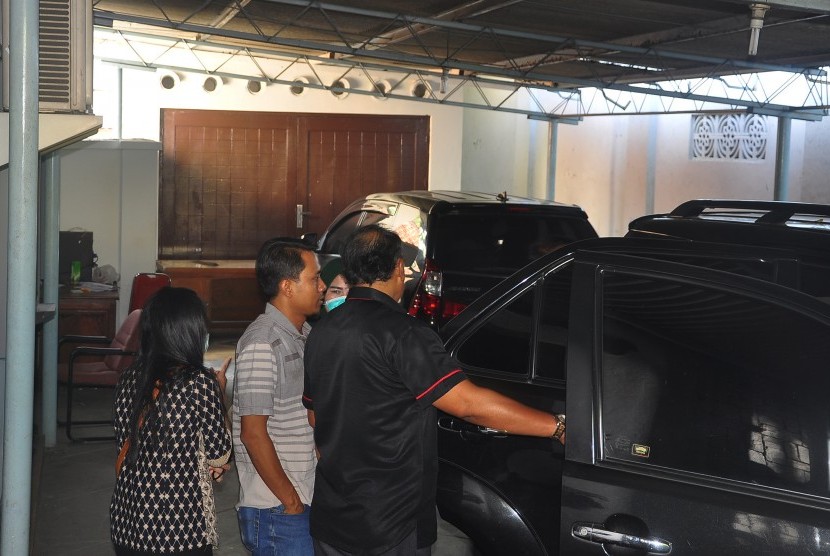 Sejumlah petugas KPK berada di rumah dinas Sekda Kudus saat penggeledahan di Kudus, Jawa Tengah, Jumat (26/7/2019).