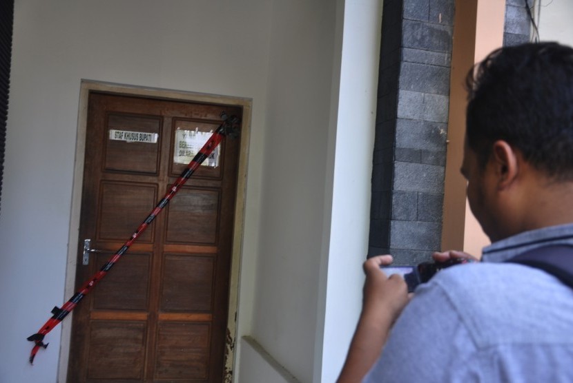 Wartawan memotret ruangan staf bupati Kudus usai digeledah dan disegel KPK di Kudus, Jawa Tengah, Jumat (26/7/2019). 