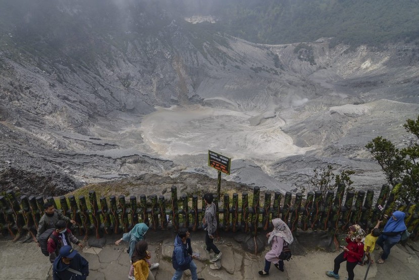 Pemandangan kawah Gunung Tangkuban Parahu di Kabupaten Bandung Barat, Jawa Barat. Legenda Sangkuriang melekat erat dengan Gunung Tangkuban Parahu.