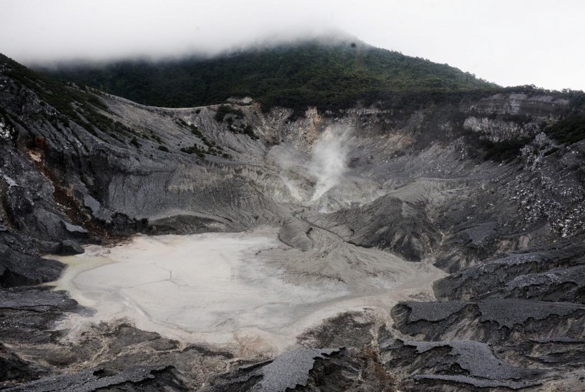 Kepala Bidang Gunung Api Pusat Vulkanologi, Mitigasi Bencana dan Geofisika (PVMBG), Hendra Gunawan mengungkapkan, berdasarkan pemantauan gunung api disekitar Bandung tidak terdapat laporan mengalami erupsi.