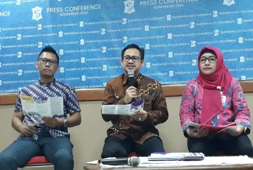 Kepala Dinas Pendidikan (Dispendik) Kota Surabaya Ikhsan (tengah) memberikan keterangan pers terkait Sanggar Kegiatan Belajar (SKB) bagi anak putus sekolah di Balai Kota Surabaya, Jumat (26/7).