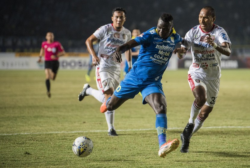 Pesepak bola Bali United Leonard Tupamahu (kanan) berusaha menghalangi pesepak bola Persib Bandung Ezechiel Ndouasel (kiri) saat pertandingan Sepak Bola Liga 1 2019 di Stadion Si Jalak Harupat, Kabupaten Bandung, Jawa Barat, Jumat (26/7/2019). 