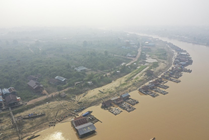 Foto udara Sungai Kahayan yang diselimuti kabut asap di Palangka Raya, Kalimantan Tengah, Jumat (26/7/2019).