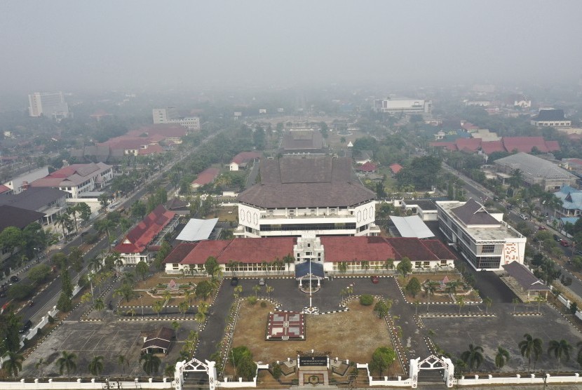 Foto udara di Kota Palangka Raya yang diselimuti kabut asap di Kalimantan Tengah, Jumat (26/7/2019).