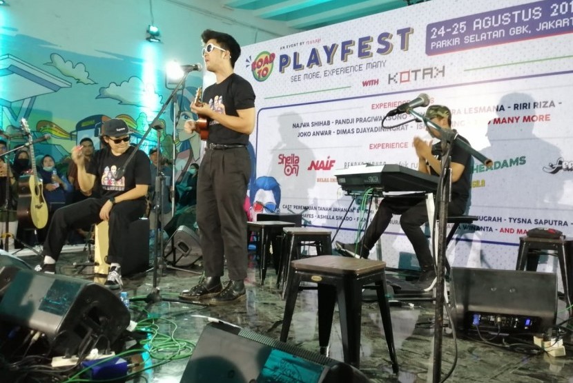 Band Dead Bachelors menampilkan musiknya di gelaran 'Road to Playfest 2019' di terowongan Jalan Kendal, Jakarta Pusat, Jumat (26/7).