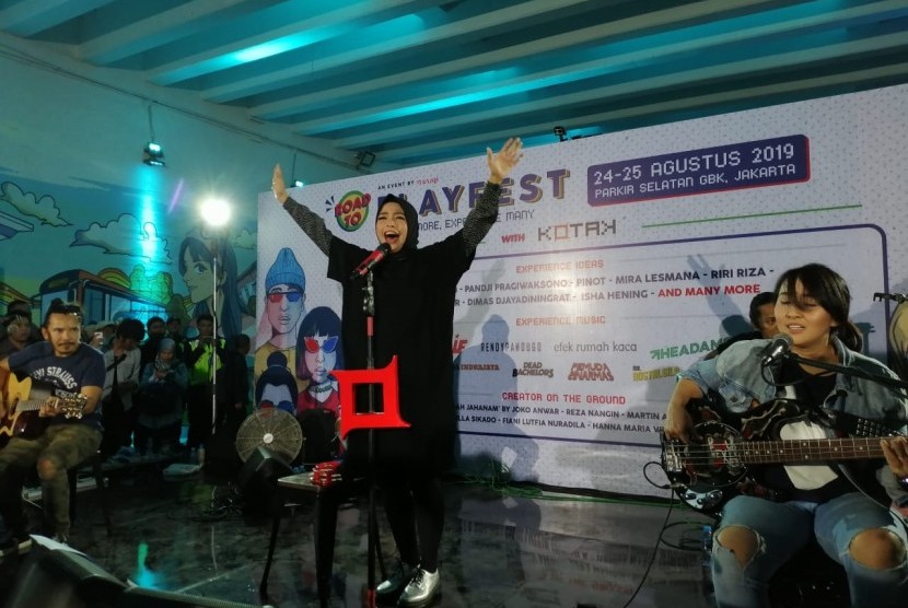 Grup musik Kotak tampil dalam format akustik di terowongan Jalan Kendal, Jakarta Pusat, Jumat (26/7).