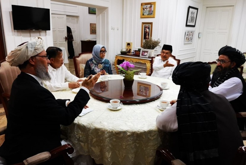 Wakil Presiden Jusuf Kalla menerima kunjungan Pendiri dan Wakil Pemimpin Taliban Mullah Abdul Ghani Baradar di kediakan dinas Wapres, Jalan Diponegoro Jakarta, Sabtu, (27/7).