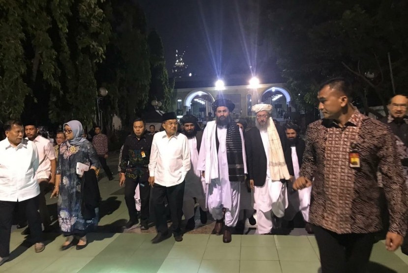 Wakil Presiden Jusuf Kalla menerima kunjungan Pendiri dan Wakil Pemimpin Taliban Mullah Abdul Ghani Baradar di kediaman dinas Wapres, Jalan Diponegoro Jakarta, Sabtu, (27/7).