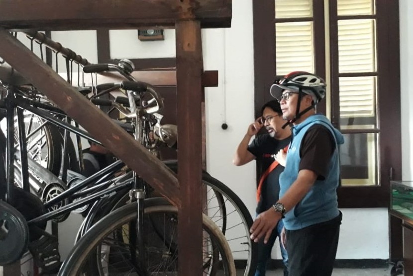 Pengunjung melihat sejumlah barang kuno di Museum Pegadaian Kota Sukabumi yang masuk dalam bangunan heritage, Ahad (28/7)