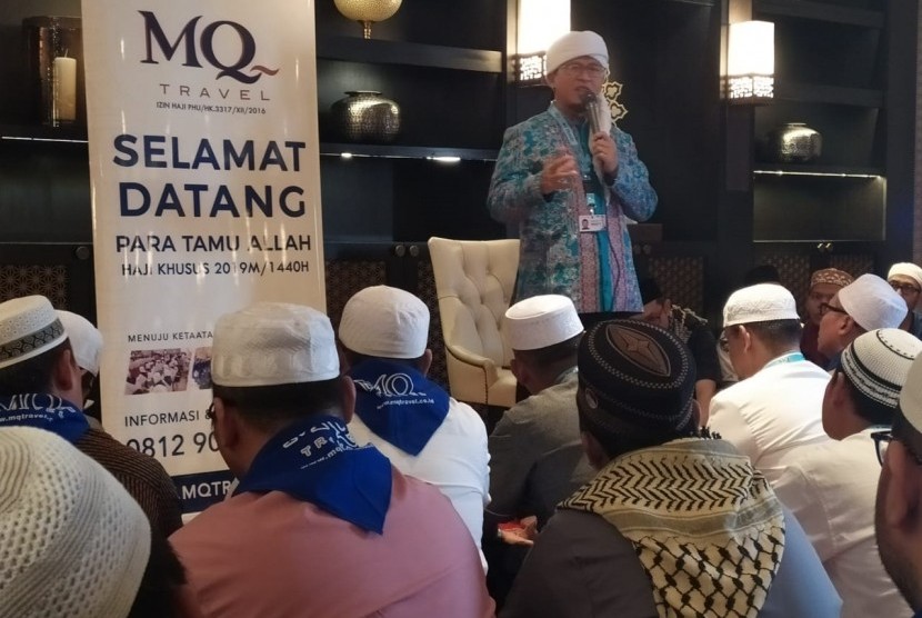 KH. Abdullah Gymnastiar (Aa Gym)  sedang memberikan tausiyah dihadapan jamaah haji MQ Travel di Madinah, Sabtu (27/7). Dalam tausiyahnya Aa Gym berharap seluruh jamaah bisa meningkatkan ketaqwaan kepada Allah agar ibadah hajinya mabrur.