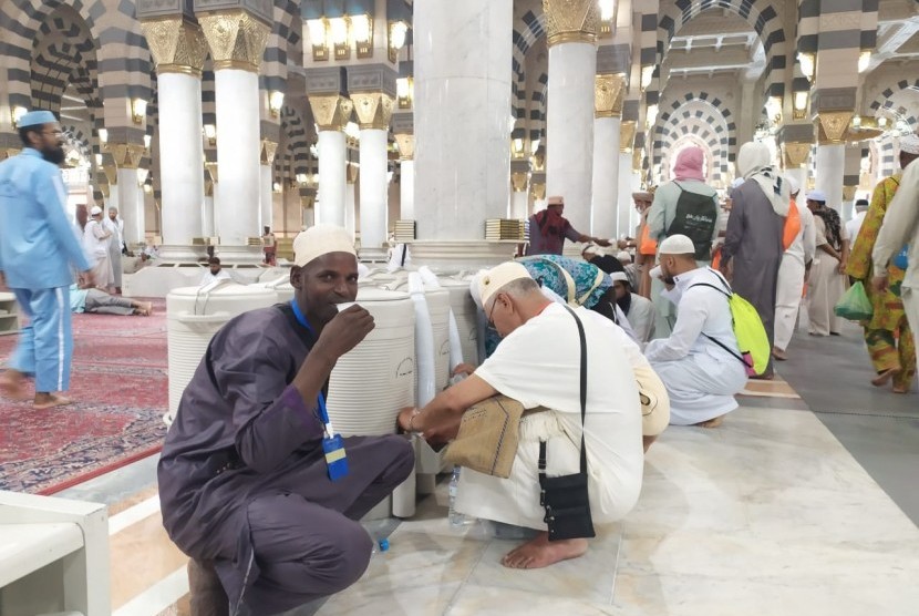 Kesalahan Saat Minum Air Zamzam. Sejumlah jamaah haji meminum air zamzam di Masjid Nabawi, Madinah, Sabtu (27/7). Sebagian jamaah membawa air zamzam ke pemondokannya untuk diminum di kamar. 