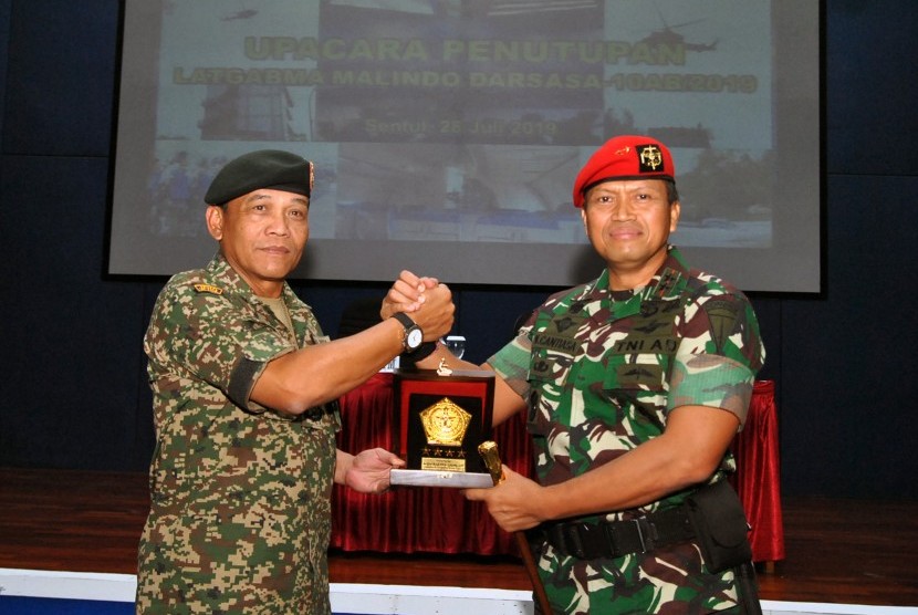 Mayjen TNI I Nyoman Cantiasa (kanan).