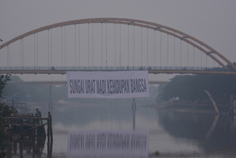 Kabut asap tipis menyelimuti Kota Pekanbaru, Riau, Ahad (28/7/2019).