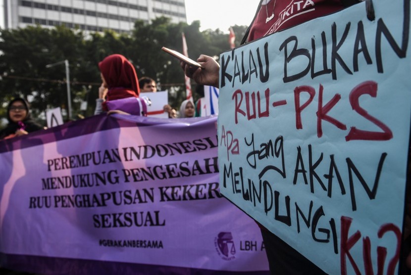 Pengunjuk rasa yang tergabung dalam Gerakan Masyarakat Sahkan RUU Penghapusan Kekerasan Seksual (GEMAS Sahkan RUU P-KS ) melakukan aksi saat Hari Bebas Berkendaraan di kawasan Bundaran HI, Jakarta, Ahad (28/7/2019).