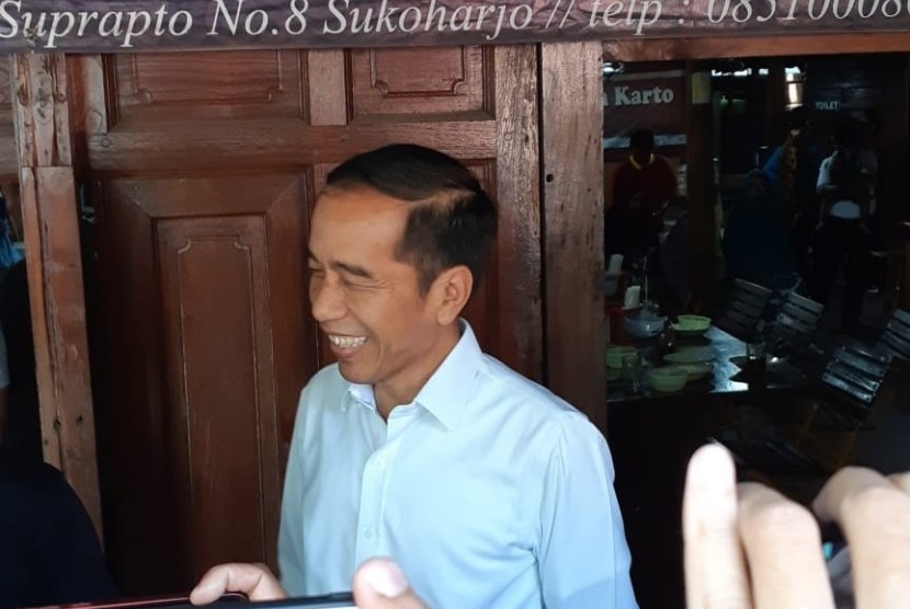 Presiden Joko Widodo (Jokowi) memberikan keterangan kepada wartawan seusai makan di restoran Ayam Goreng Mbah Karto di Kabupaten Sukoharjo, Jawa Tengah, Ahad (28/7) siang. 