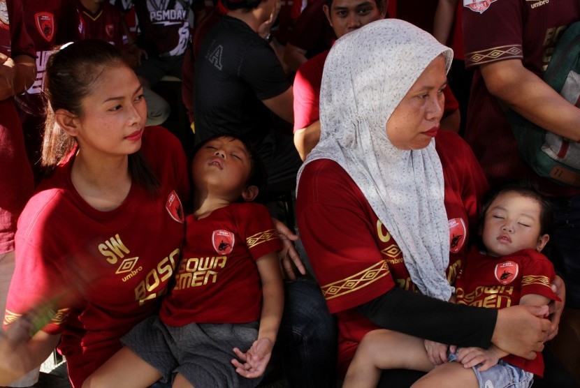 Sejumlah pendukung PSM Makassar menunggu penjelasan dari panitia pelaksana terkait penundaan Final Piala Indonesia 2019 di Stadion Andi Mattalatta, Makassar, Sulawesi Selatan, Ahad (28/7/2019). 