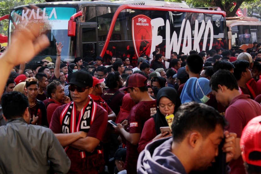 Sejumlah pendukung PSM Makassar menunggu penjelasan dari panitia pelaksana terkait penundaan Final Piala Indonesia 2019 di Stadion Andi Mattalatta, Makassar, Sulawesi Selatan, Ahad (28/7/2019). 