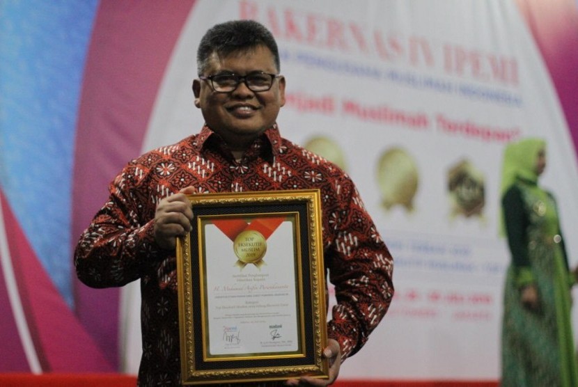 Direktur Utama Badan Amil Zakat Nasional (Dirut Baznas) Arifin Purwakananta, menerima penghargaan TOP Eksekutif Muslim 2019.